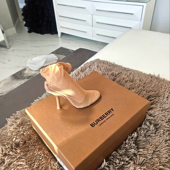 Burberry Tan Heels Sleek Modern Design - Picture 1 of 5